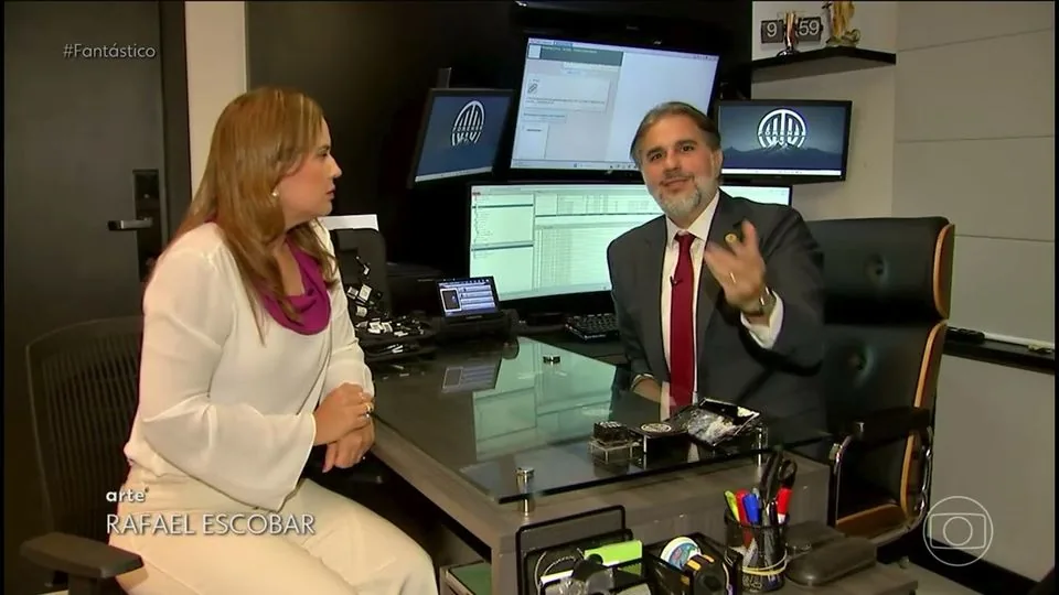 Marcos Monteiro durante entrevista em seu escritório na reportagem do Fantástico